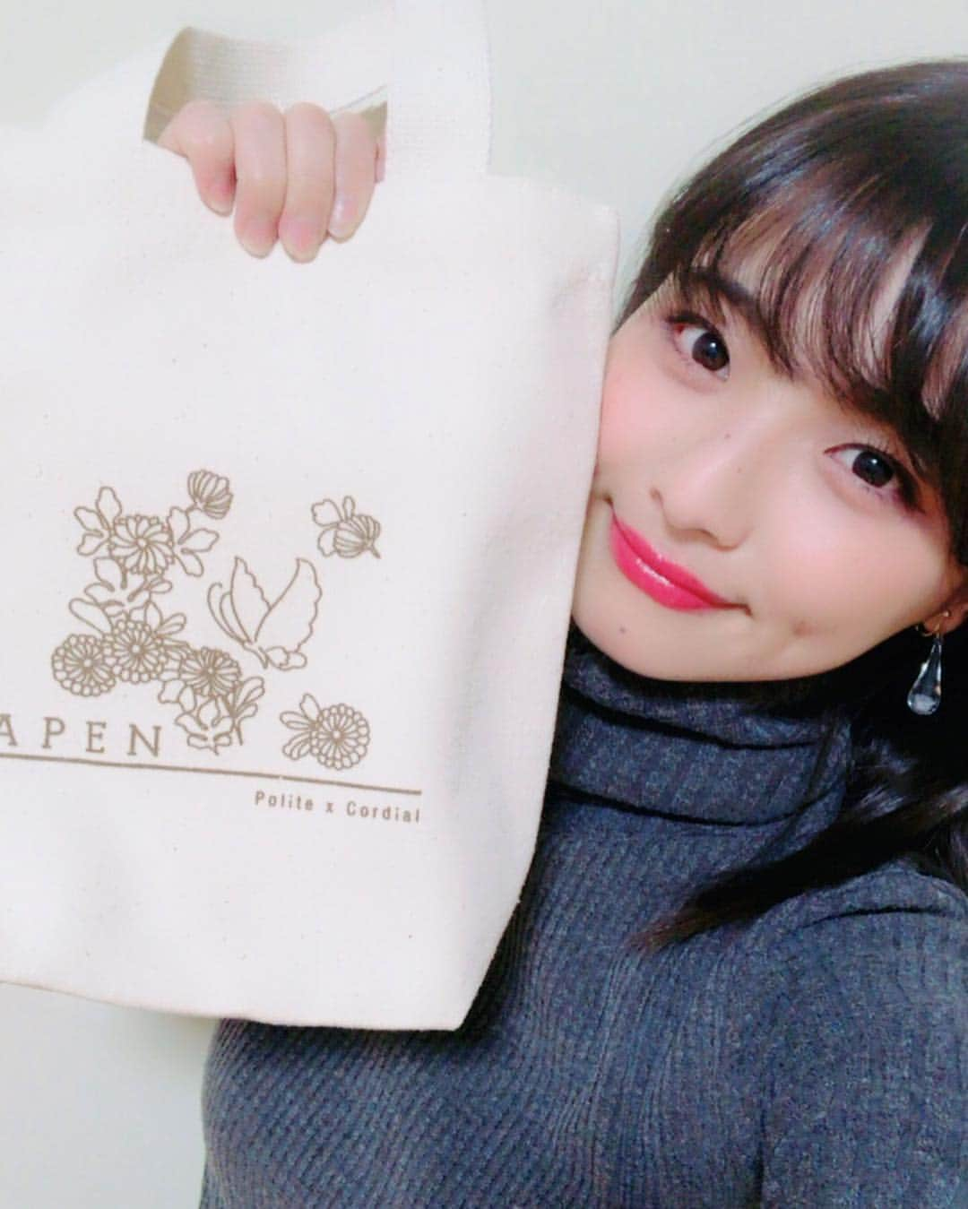 片岡沙耶さんのインスタグラム写真 - (片岡沙耶Instagram)「. カラーとトリートメント 今回もしていただきました！( ˶ˆ꒳ˆ˵ ) 💈⇒ @t_iida_0729  いつも、ありがとうございますっ！ . 飯田さんも参加している プロジェクト『8月のクリスマス』の トートバッグも頂きました！ 素敵なプロジェクトなので、 ぜひチェック&フォローしてみて🎄 ↓↓↓ @t_iida_0729  @8__christmas  私も早速…！ #撮られたいわたしも . . #APEN #撮られたいわたしも  #片岡沙耶 #gravure #ファッショングラビア」1月15日 2時09分 - kataoka_saya38