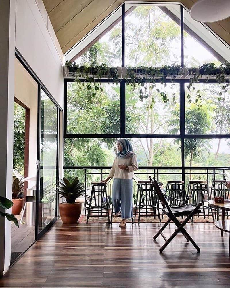 Airbnbさんのインスタグラム写真 - (AirbnbInstagram)「If your goal is to find some rest and relaxation in Indonesia, this villa in Lembang will do just the trick. The terrace will give guests sweeping views of Bandung City, while being far enough removed from the hustle and bustle to enjoy the tranquil atmosphere. Once you’re sufficiently rested, set out to explore Djuanda Forest Park, Keraton Cliffs, Maribaya Waterfall and Dago Dream Park. ⠀⠀⠀⠀⠀⠀⠀ Photo: @halojae」1月15日 2時35分 - airbnb