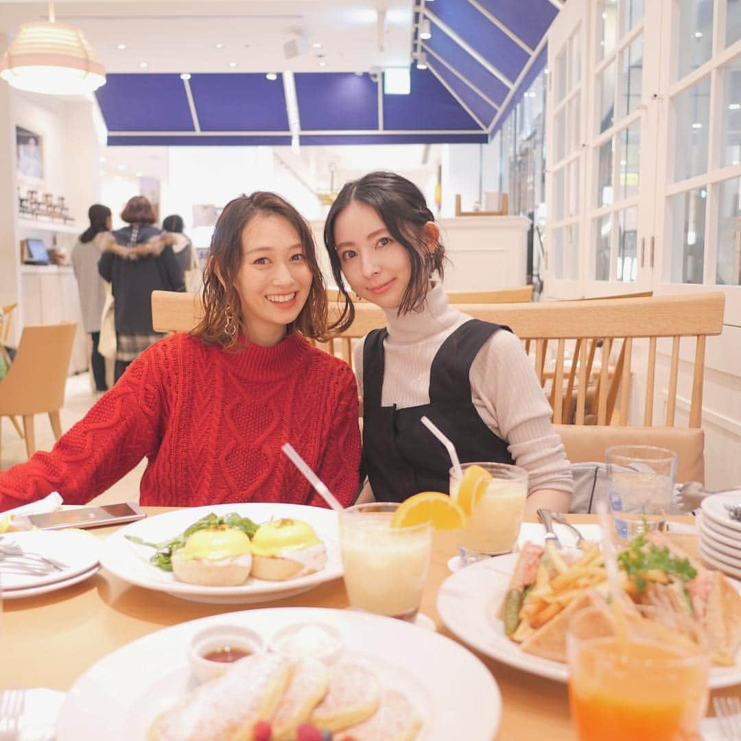 保木ちひろさんのインスタグラム写真 - (保木ちひろInstagram)「ゆかちむに会えたー💗 東京引っ越してなかなか会えなくて 寂しい🗼😞 けど、LINEはちょくちょくしてるから 久しぶり感ないね❤️ 双子ちゃんにも会えて 幸せだった👶🏻👶🏻 ・ ・ （（うらりえもいるよ💛💛 いつも写真に徹してくれる🤳♡ 写真いつもキレイ🥺 カフェの予約もしてくれる☕️🍰 ありがとうすぎる🥺💛 #サラベス大阪  #美味しすぎて ♡ #食べ過ぎた」1月14日 18時18分 - hokichihiro