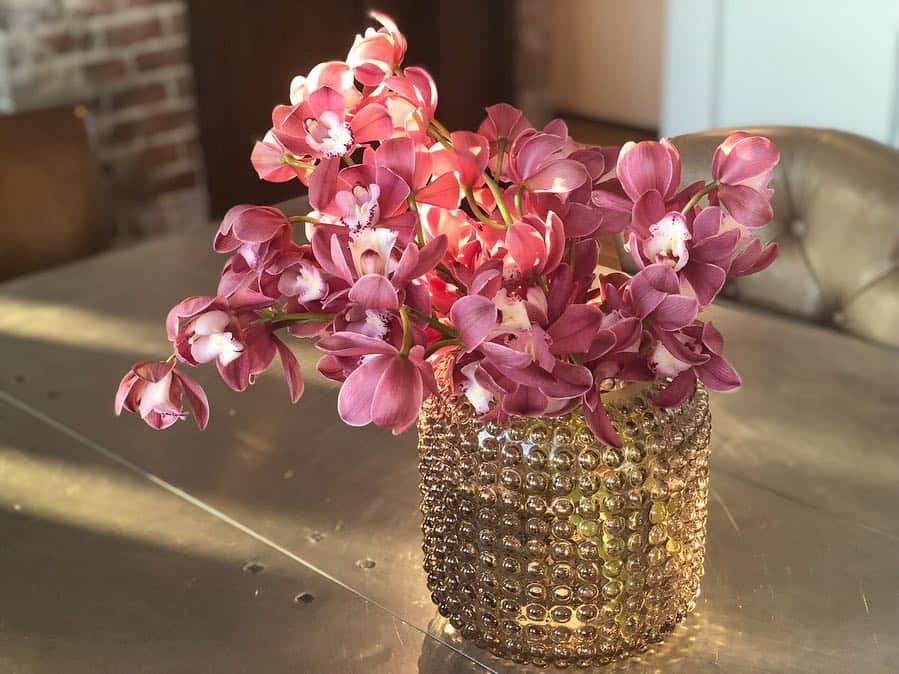 神崎恵さんのインスタグラム写真 - (神崎恵Instagram)「このフラワーベースとお花の組み合わせ。とっても好き。  コメントをたくさんいただいたこのフラワーベースは @fuga_tokyo で出会いました😌 ほんのりブラウンというか、ニュアンスがとても綺麗。 花の色が混ざり合うから、お花の色によって雰囲気がかわるのがまた心惹かれます。」1月14日 18時48分 - megumi_kanzaki