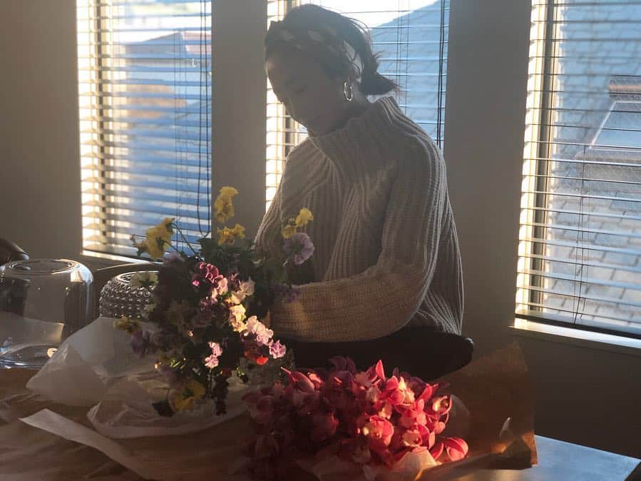 神崎恵さんのインスタグラム写真 - (神崎恵Instagram)「このフラワーベースとお花の組み合わせ。とっても好き。  コメントをたくさんいただいたこのフラワーベースは @fuga_tokyo で出会いました😌 ほんのりブラウンというか、ニュアンスがとても綺麗。 花の色が混ざり合うから、お花の色によって雰囲気がかわるのがまた心惹かれます。」1月14日 18時48分 - megumi_kanzaki