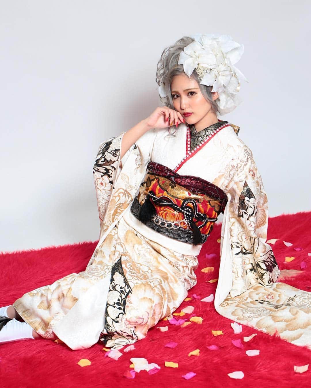 守田美咲さんのインスタグラム写真 - (守田美咲Instagram)「成人式の前撮り🌹  #成人式前撮り #スカルプネイル #成人式 #成人式ヘア #成人式ヘアセット #kr2s #和の刻 #ギャル #着物 #派手髪」1月14日 19時00分 - misamisa_kimono