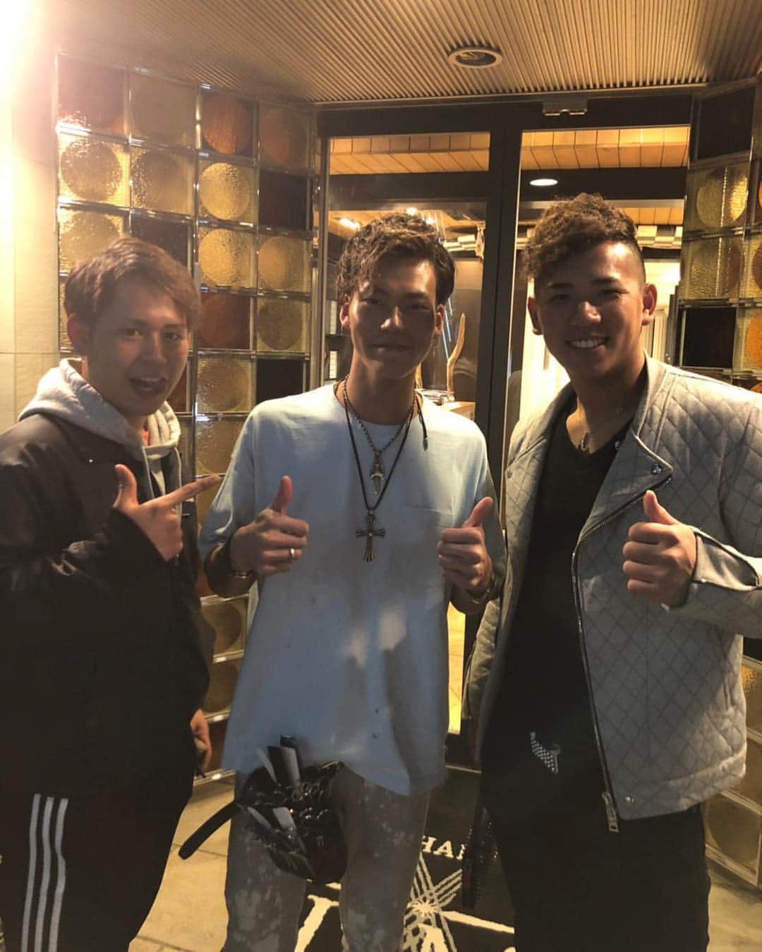 大瀧愛斗のインスタグラム：「ひろありがと！ また行くわ😊 皆さんめちゃくちゃ上手いので行ってあげてください！！！ フォローもお願いします♪ @hair_hiro_sato  #佐藤拓#さとうひろ#スパイラルパーマ #仕上がってる#いききってる #サイコー#3150#カリスマ」