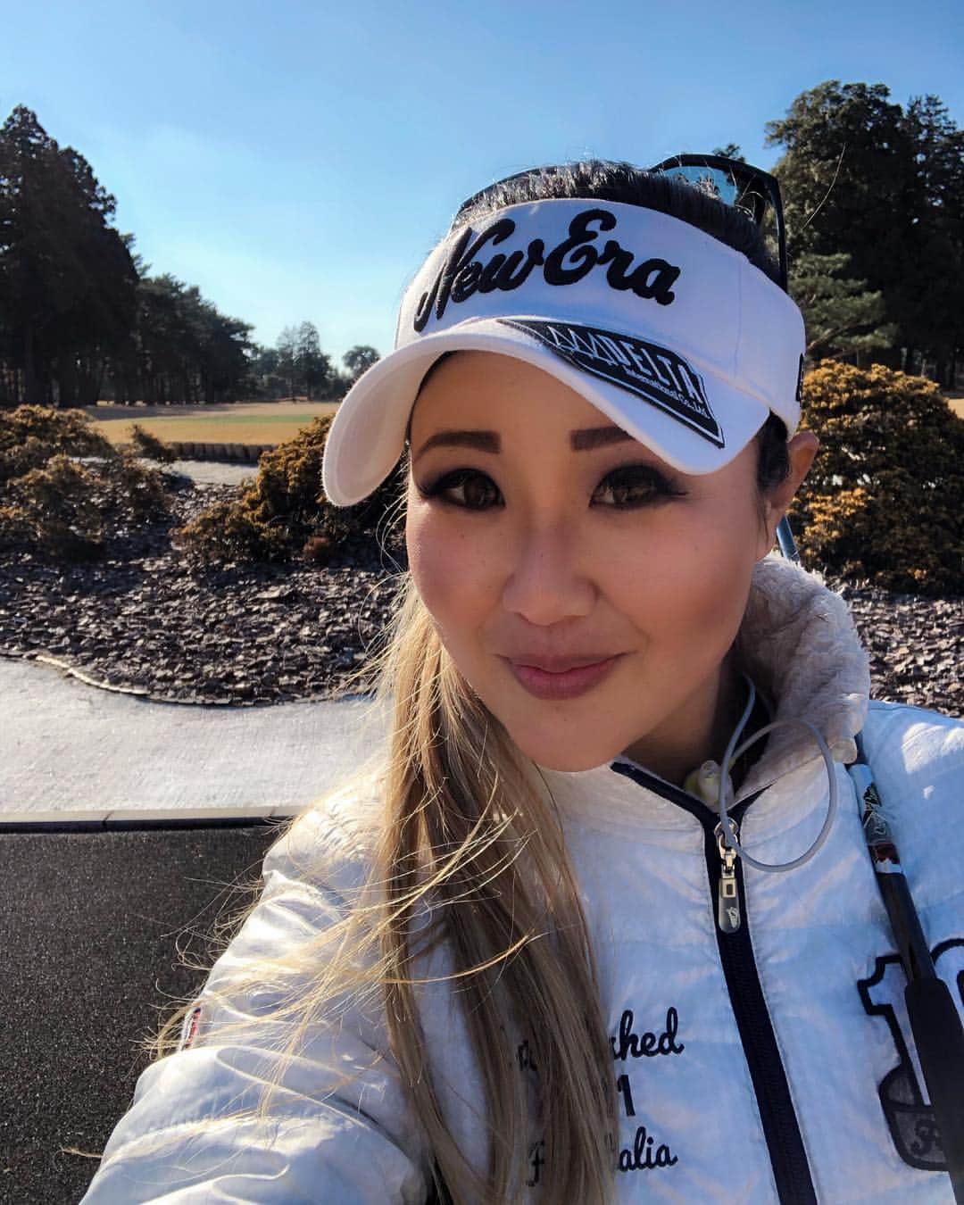 のインスタグラム：「Sunshine...golf....What more would I want? (Besides more birdies lol) 😂🤣😂 • • • #tourlife #jlpga #golflover #wintersunshine #practice #hardwork #instadaily #instagood #photooftheday #golfswing #happy #smiles #love #girl #me #beautiful #funny #selfie #like4like #fashion #instapic #平野ジェニファー」