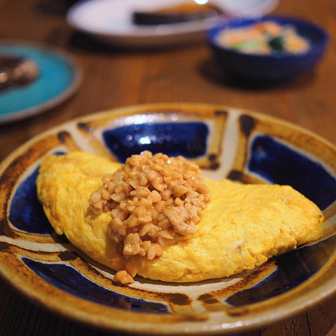 のインスタグラム：「月曜日の夕ご飯。 納豆オムレツ ぶりの照り焼き 5種野菜の春雨サラダ わかめと豆腐の味噌汁 ━━━☞━━━☞━━━☞━━━☞ 今日の大人気は納豆オムレツでした。 特にお兄ちゃんと1年生の好物。 卵4つにひきわり納豆3パック。 卵の味付けはマヨ少しとこんぶ茶にお砂糖少し それにひきわり納豆をタレと混ぜて挟み焼き。 上からもひきわり納豆ドバーッとのせます。 ちびっ子用にネギなしにしました。 ネギは取り分けてからどうぞです。 オムレツおかずにご飯3杯食べて 明日の朝まで作れと言い出す奴ら。 うーーん。 うーーーん。 それはどうかな🤫」
