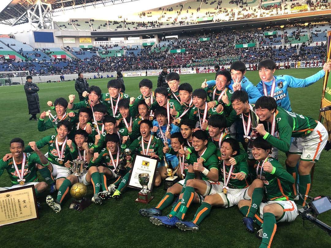 三國ケネディエブスのインスタグラム：「最高の形で青森山田での6年間の集大成を終えました。 兄貴と同じ優勝という景色を見れて最高でした。 青森山田を応援してくれていた方、応援ありがとうございました！ 今後もよろしくお願いいたします。 #青森山田 #高校サッカー #優勝」