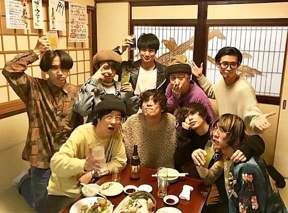 はっとりさんのインスタグラム写真 - (はっとりInstagram)「ロッキンの新春特別企画【ROCK大新年会】に参加させていただきました！ ---- 秋月琢登（感覚ピエロ）、アマダシンスケ（FOMARE）、石原慎也（Saucy Dog）、小野武正（KEYTALK）、北島康雄（四星球）、渋谷龍太（SUPER BEAVER）、はっとり（マカロニえんぴつ）、ホリエアツシ（ストレイテナー）、米田貴紀（夜の本気ダンス）※五十音順 ---- 先輩方を前に気を張りつつも、お酒を酌み交わして新年の抱負や今後のロックシーンについて楽しくお話しできました。1月30日発売『ROCKIN’ON JAPAN 3月号』の掲載をお楽しみにー！ #rockinonjapan #ロッキン #ROCK大新年会」1月14日 21時11分 - hattori0629