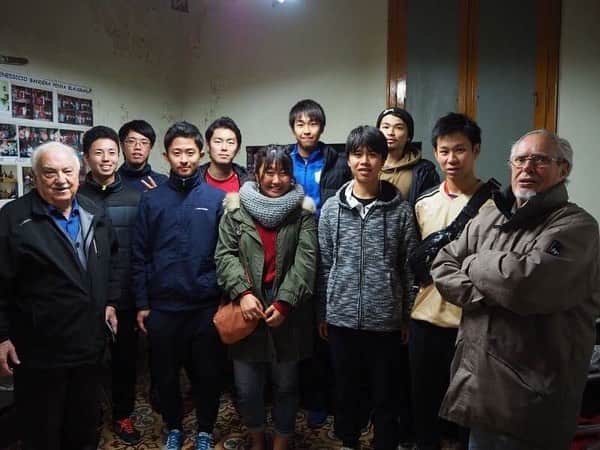 Alb Barcelona Football Academyのインスタグラム：「【ビジネスカリキュラム⚽️✒️】 . みなさん、『ペーニャ』をご存知ですか？ ペーニャとは、FCバルセロナに公式に認められた非営利支援会員団体のことです。 様々な国にペーニャは存在し、日本にも実はあるんです！ そしてペーニャを運営している方と一緒にバルセロナvsアトレティコの試合観戦も👍  ワンプレーごとに熱くなるペーニャの方々…😲 やっぱりサッカーは世界を熱く、１つにするスポーツですね🌍  #albirexniigatabarcelona #albirexniigata #albirexniigatasingapore #aibirex #niigata #barcelona #soccer #アルビレックス #アルビレックス新潟 #アルビレックス新潟シンガポール #アルビレックス新潟バルセロナ #新潟 #バルセロナ #アイシテルニイガタ #サッカー好きな人とつながりたい #サッカー留学 #語学留学 #就職 #サッカー業界 #サッカー #スポーツビジネス #スポーツマネジメント #チームマネジメント」