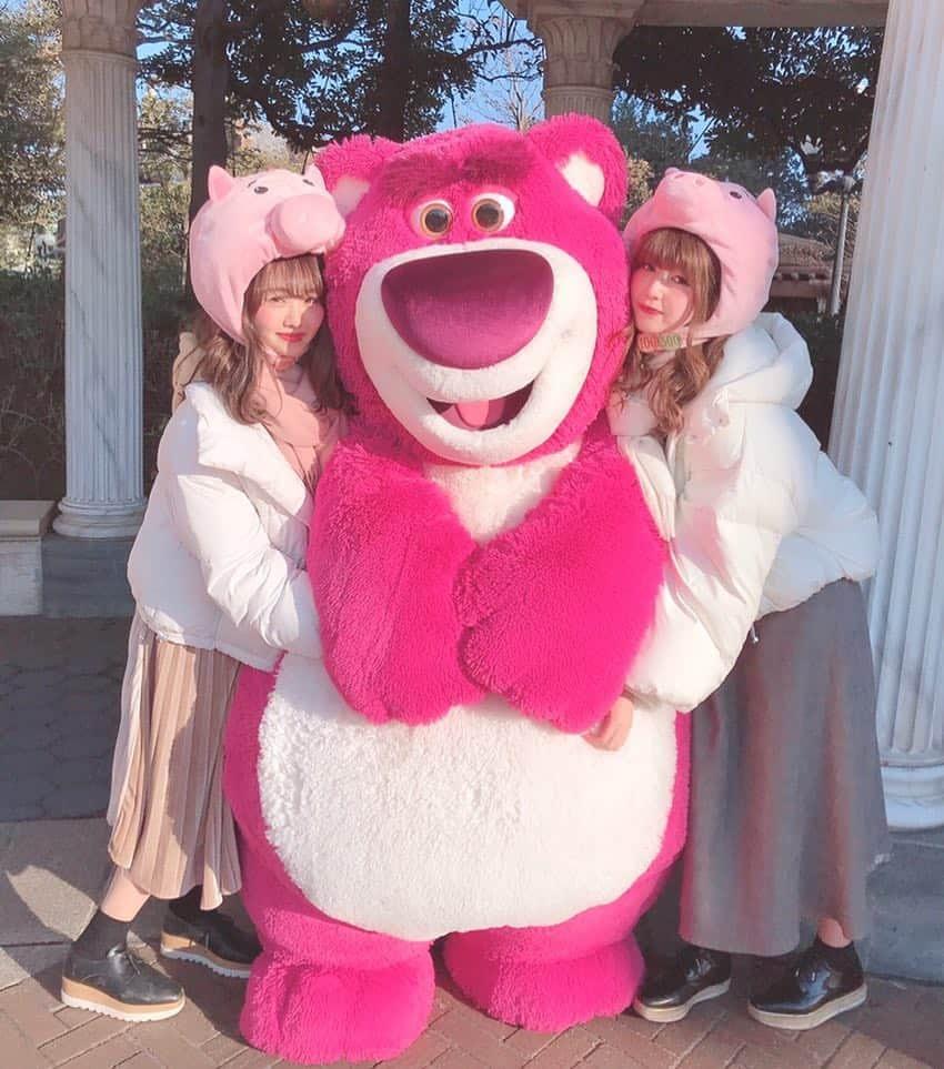 SHIHORINさんのインスタグラム写真 - (SHIHORINInstagram)「🐷💓🐻💓🐷 . 1回目のグリはサリーで 2回目は念願の #ロッツォ 😭🐻🍓💓 もふっもふで可愛すぎた😭 会えると思ってなかったから幸せ💕💕💕💕💕本当かわいい🤦🏻‍♀️💓💓💓💓💓💓💓 . ハムの #ファンキャップ もっていってよかったあ🐷💓 . #shihorin__disney #tokyodisneysea #disneysea #tokyodisneyresort #tds #tdr #charactergreeting #toystory #pixar #pixarplaytime #lotso #lotsohugginbear #ディズニー #ディズニーシー #東京ディズニーシー #キャラグリ #グリーティング #整列グリ #ピクサー #ピクサープレイタイム #ロッツォハグベア #トイストーリー #ハム #ハムディズニー #しあわせ #🐻🍓」1月14日 21時52分 - shihoriiin49