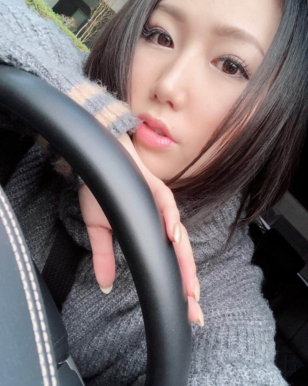 佐山愛のインスタグラム：「❤︎ ・ この連休お出かけしようと街に出たら やたら人が多くて何事かと思ったけど、 成人式だったのねん😊 ・ ・ 新成人の皆さん、 おめでとうございます㊗️🤗🎊 ・ 今夜はあちこちで大宴会かな？ ・ 存分にはしゃいでください！ 人様のご迷惑にならない程度にね🤣」