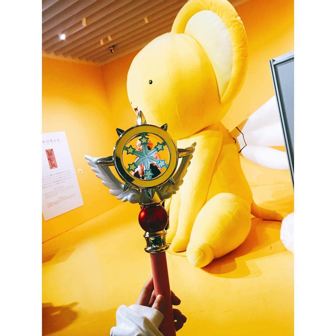 堀田茜さんのインスタグラム写真 - (堀田茜Instagram)「先日カードキャプターさくら展にまゆこと行ってきた🌸 小さい頃見ていた大好きだったあのアニメを大人になってこうして見てみると、繊細な絵のタッチに見入ってしまったり新しい発見がたくさんあって、本当に奥深い作品だなとじわっと感動してしまいました。。 巨大ケロちゃんとの撮影は相当恥ずかしかったけど😂いい思い出♡笑 もう一回漫画読み直そう💭💭 みんなの一番好きなアニメは何ですか🤔？ #カードキャプターさくら展 #カードキャプターさくら #コスチュームが乙女心をこれまたくすぐるんだ #ローラースケートで登校したかった #あかねのしふく」1月14日 23時21分 - akanehotta