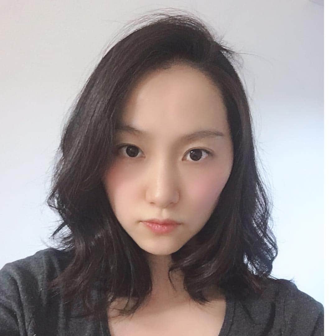 右手愛美さんのインスタグラム写真 - (右手愛美Instagram)「髪がのびのびです。今月バサッと切る予定💇‍♀️今を記録。 #セミロング #パーマ」1月14日 23時52分 - utemanami