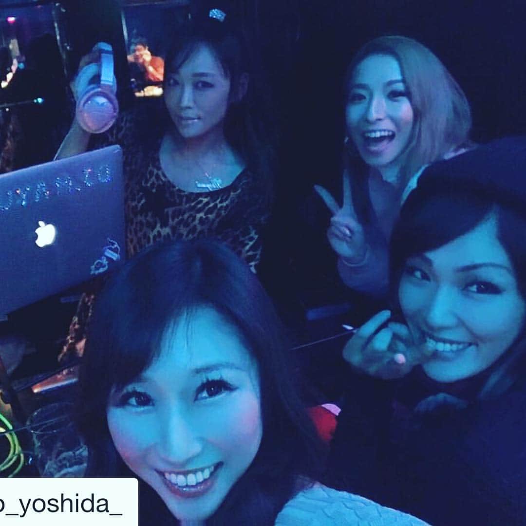 MAYUMIのインスタグラム：「みよちゃん来てくれありがとう♪ 今後、絶対に彼女の時代が来ると信じてます✨  #Repost @miyo_yoshida_ with @get_repost ・・・ . 先日は#djmayumi さんに会いに #渋谷wrepへ🎧 . ほんの一瞬だったけどwarpラジオとの連携収録で早い時間に ほんのちょっと遊びに行けました☺️ . 中学生の頃から 下手したら小学校から 兄の影響で背伸びして聞いてHIPHOP🎤 . mayumiさんとこうして仲良くさせて貰えていたり チャーカさんにも偶然お会い出来たり mayumiさんが#zeebra さんに 挨拶させて貰える機会を作ってくれたり😭 . 何年ぶりだろう♬ 本当に幸せな時間でした♬ そしてマユミさんが 可愛すぎてキューン❤️ってなってしまいました💕 . この日はまたもやステキなVIPのお二人がボクシングレッスンに来てくれたので 後ほどUP致します☺️💕 #吉田実代  #music #boxing  #boxer  #日本語ラップ  #love」