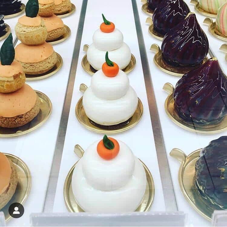 ドミニクアンセルベーカリーさんのインスタグラム写真 - (ドミニクアンセルベーカリーInstagram)「Good morning, Tokyo! Pastry case look long good to start off the day. We hope to see you soon! @DABJapan #Omotesando (photo by @littlestgator ) #DominiqueAnselBakery #DABJapan #Kagamimochi  今日も可愛いケーキが皆様をお迎えします！皆様のご来店お待ちしております。#ドミニクアンセルベーカリー #ドミニク #鏡餅 #2019 #表参道」1月15日 12時29分 - dabjapan