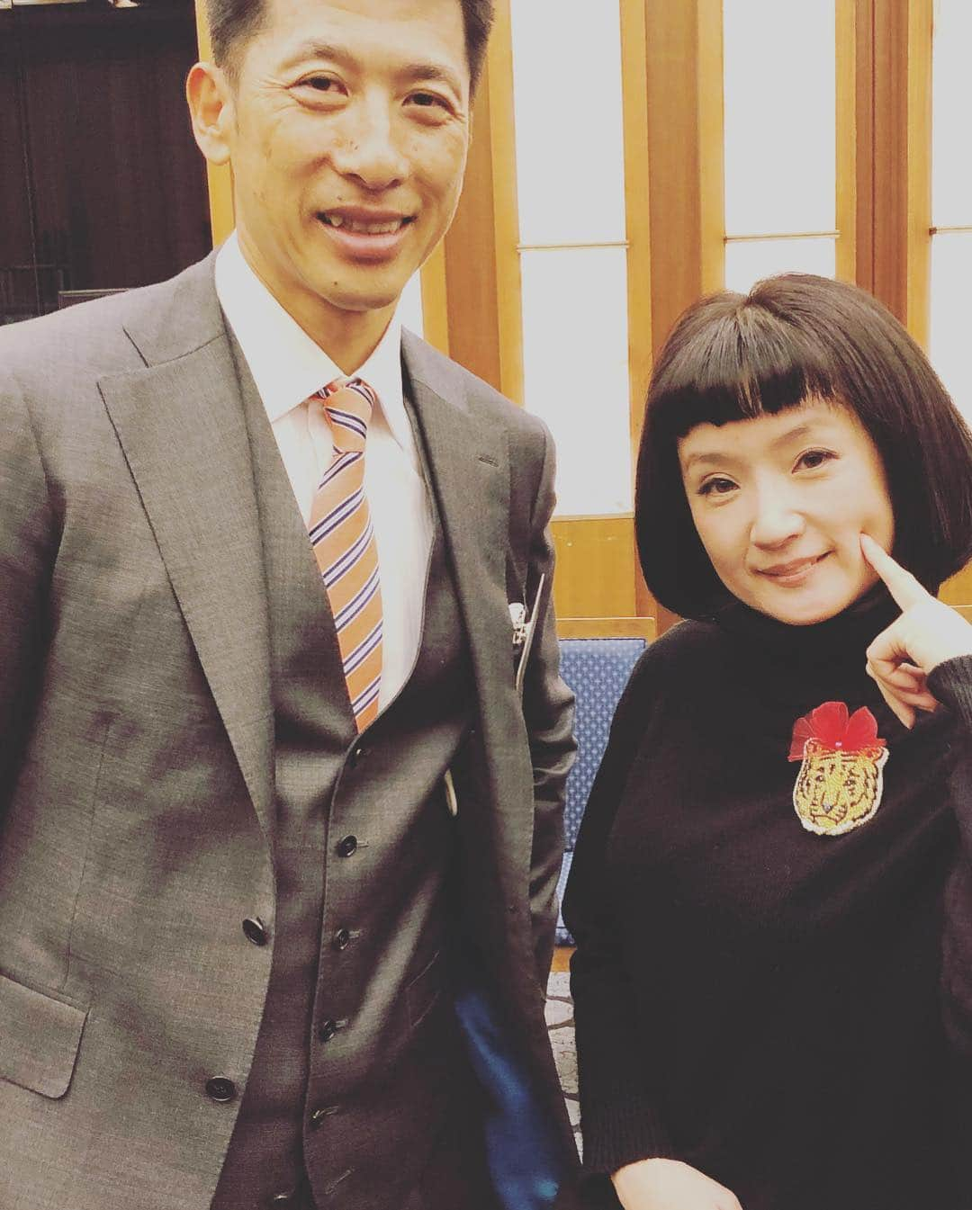 千秋さんのインスタグラム写真 - (千秋Instagram)「阪神タイガース矢野新監督と🐯⚾️ 父達が主催している東京政財界初の阪神後援会が行われました。矢野監督になり新しい名前は「虎喜会」トラッキー会と読みます。今までは歴代監督の名前が付くことが多かったけど、矢野監督の「自分が1番やりたいのはファンの皆さんに喜んでもらうこと」という意味を込めて「喜」の字を入れたそう😭熱心過ぎる阪神ファンの経団連や大企業のトップばかり約80人と阪神フロントが揃いました。新生阪神タイガース、今年は優勝や‼️ 恒例の千秋の質問コーナーも行いました。基本は門外不出のシークレットばかりなのですが、千秋twitterで募集した質問にもいくつか答えてくれたので、それはtwitterの方に書きますね。 ねえねえ、わたし2003年頃「矢野さんの顔だけで白飯3杯いける」とか「（キャップ被ると）どう見ても真田広之にしか見えない」って言ってた？言ってたね？アホ丸出しだね？ 阪神の監督をやるって日本一プレッシャーとストレスがかかる職業だと思うのですが、矢野監督は「ほんま今、楽しくてしゃあないんですよ。」っておっしゃっていたのが嬉しくて仕方ない。この笑顔を秋まで見るため、ファンも頑張って応援します✨ ちなみに。過去に阪神が弱い時、開幕前から「今年は優勝は無理だろうけど、Aクラスだったらいいや」など弱気でいた時があったのですが、その時に阪神ファンとして尊敬する松村邦洋さんに「ファンが最初からそれでどうする。ファンはどんな時も常に優勝を目指さないとだめだ」と言われ、反省し、そこからはいつどんな時も優勝を信じることにしました。これがわたしのスタンスです。 【ぶち破れ！オレがやる】 #阪神タイガース #阪神 #tigers #hanshin #タイガース #矢野監督 #矢野燿大 #阪神後援会 #虎喜会 #プロ野球 #虎姫様の戯言 #六甲おろし ブローチは @hellocircus777 #阪神ファン #阪神ファンたるもの #虎党 #虎柄 #虎のスカート #虎柄のスカート #トラ #ハローサーカス #hellocircus #ハンドメイド #miumiu」1月15日 12時22分 - chiaki77777