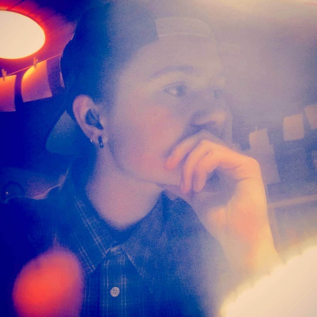 のインスタグラム：「Im Kopf wie Soldaten, im Herzen Kind, geerdet wie Asphalt, aber fliegen im Wind 🍃 - Kontra K  #imherzenkind #childbyheart #warrior #thinking #androgynous #tomboy #lgbt #lesbian #queer #sowhat #loveislove #lovewins #❤ #deaf #hearingimpaired #ci #cochleaimplant #hearingaid #hörgerät #cochleaimplantat #internat #hörgeschädigt #gehörlos #schwerhörig #taubenuss #phonak #cochlear」