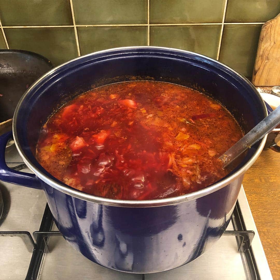 小堀紀代美さんのインスタグラム写真 - (小堀紀代美Instagram)「レッスンのボルシチ、大きなお鍋でたっぷりと。 食べ歩いて好みの味に行き着いた優しくじんわりおいしいスープです。 新年のレッスン始まっています。コトコト、いい香りが漂いお部屋も暖かくなって寒い季節にぴったり❣️です。 #likelikekitchen_lesson」1月15日 8時38分 - likelikekitchen