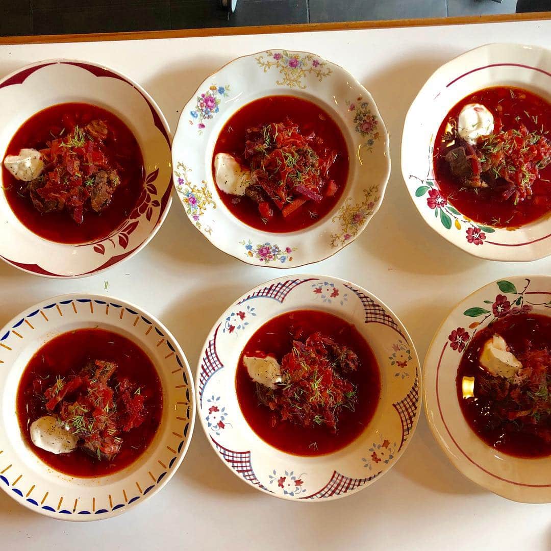 小堀紀代美さんのインスタグラム写真 - (小堀紀代美Instagram)「レッスンのボルシチ、大きなお鍋でたっぷりと。 食べ歩いて好みの味に行き着いた優しくじんわりおいしいスープです。 新年のレッスン始まっています。コトコト、いい香りが漂いお部屋も暖かくなって寒い季節にぴったり❣️です。 #likelikekitchen_lesson」1月15日 8時38分 - likelikekitchen