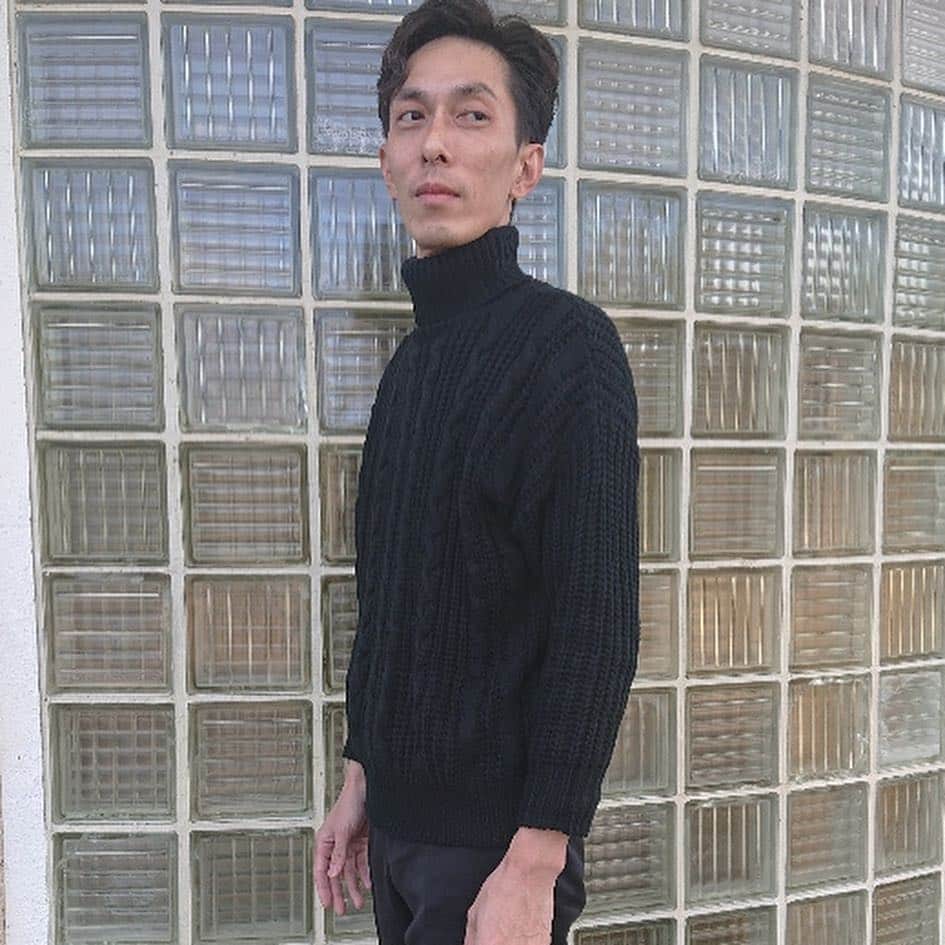 のインスタグラム：「. 休日コーデ🎵 . . 冬はニット帽被りたくなる。 . . お出かけスタイル💫 .  pants GUCCI . shoes SAINT LAURENT . . 1枚目のニット 2枚目のニット帽は . @beep_ss . . . . . . . ------------------------------------------------ . #メンズファッション#アラフォー#コーデ#横顔#冬服コーデ#横顔がほめられます#check0663」