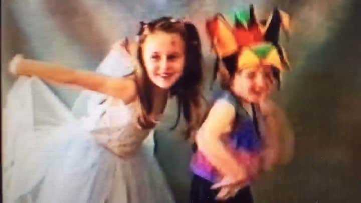 アリシア・デブナム・キャリーのインスタグラム：「I’m not controlling or demanding in the slightest and it’s definitely not all about me. Regardless, big 2019 mood from my 5 year old self. If you’re not here to play you’re not in my photo. 🧚🏼‍♀️ p.s. despite what it looks like I really do love my brother.」