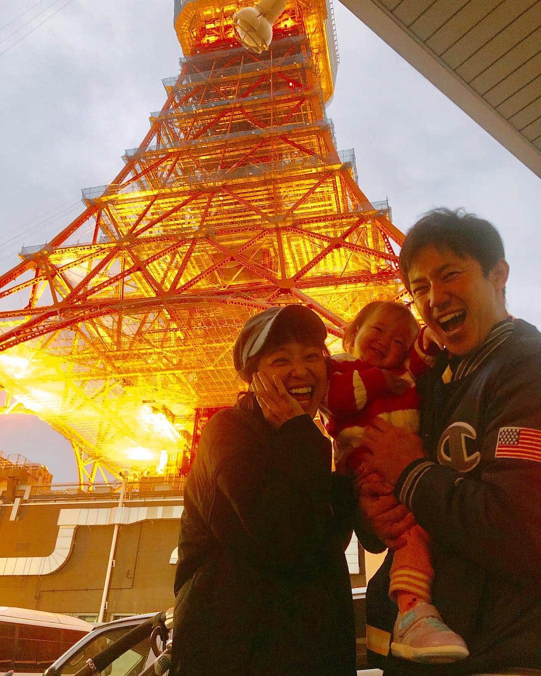 森渉さんのインスタグラム写真 - (森渉Instagram)「東京タワーで記念撮影📷 #千笑 #金田朋子 #森渉 #家族 #family #笑顔 #smile #東京タワー #champion #いつか3人で階段で登りたい」1月15日 10時14分 - watarumori.sports