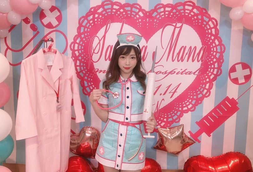 紗倉まなさんのインスタグラム写真 - (紗倉まなInstagram)「昨日は年初めイベントで、V-MAXさいたま店様にお邪魔しました！イベントスペースのセットがかわいすぎて感動した...！！みんなに注射したけど、具合は良くなってくれましたか？😑笑 今年もたくさんイベントを開催していく予定ですので、ご都合が合えば是非遊びにきてくださいね💓 #VMAXさいたま店 #イベント #紗倉まな」1月15日 10時27分 - sakuramanateee