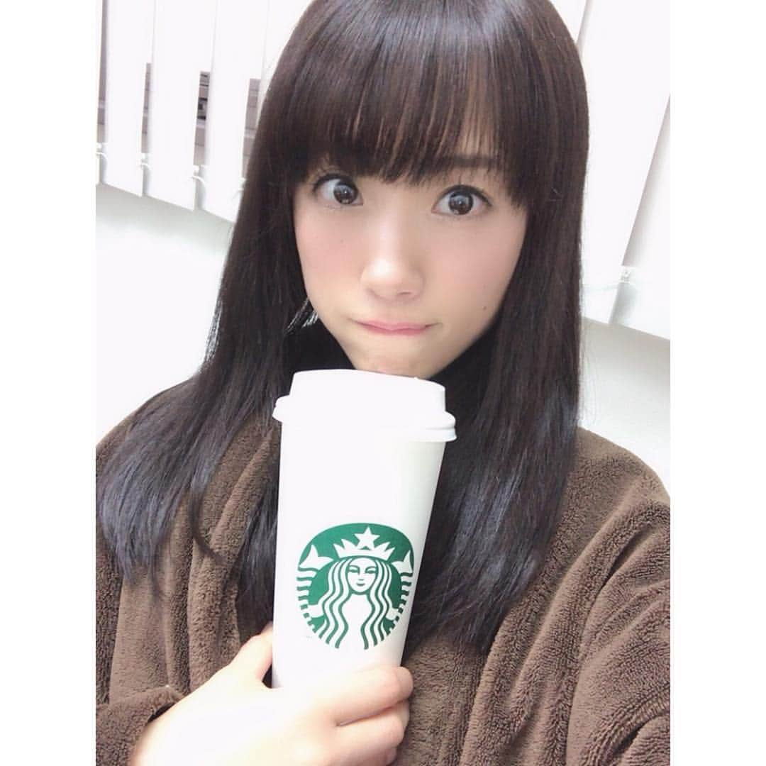 長瀬麻美さんのインスタグラム写真 - (長瀬麻美Instagram)「· おはよいちょ💓 · #いちにちがんばろう #あったかくね #初ベンティ #スタバ #☺️ #黒髪ストレート #ぱっつん ·」1月15日 10時19分 - nagasemami66