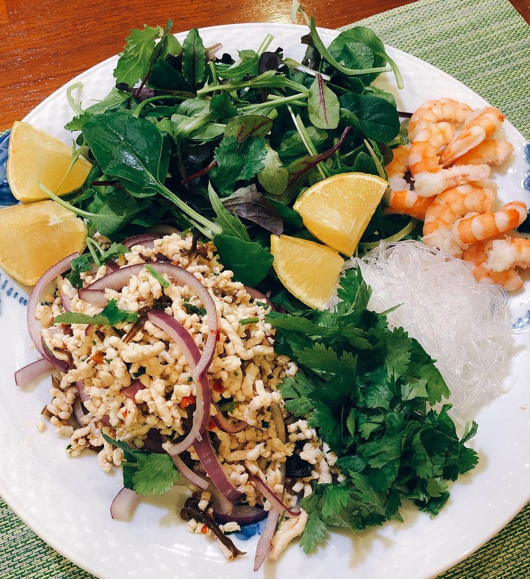 早見優さんのインスタグラム写真 - (早見優Instagram)「Made Larb salad tonight for dinner  今夜はタイ風サラダ。春雨サラダと、ラーブサラダと迷ったので、両方作っちゃった😆 #thaisalad  #dinner #larbsalad  #laabsalad」1月15日 20時54分 - yuyuhayami
