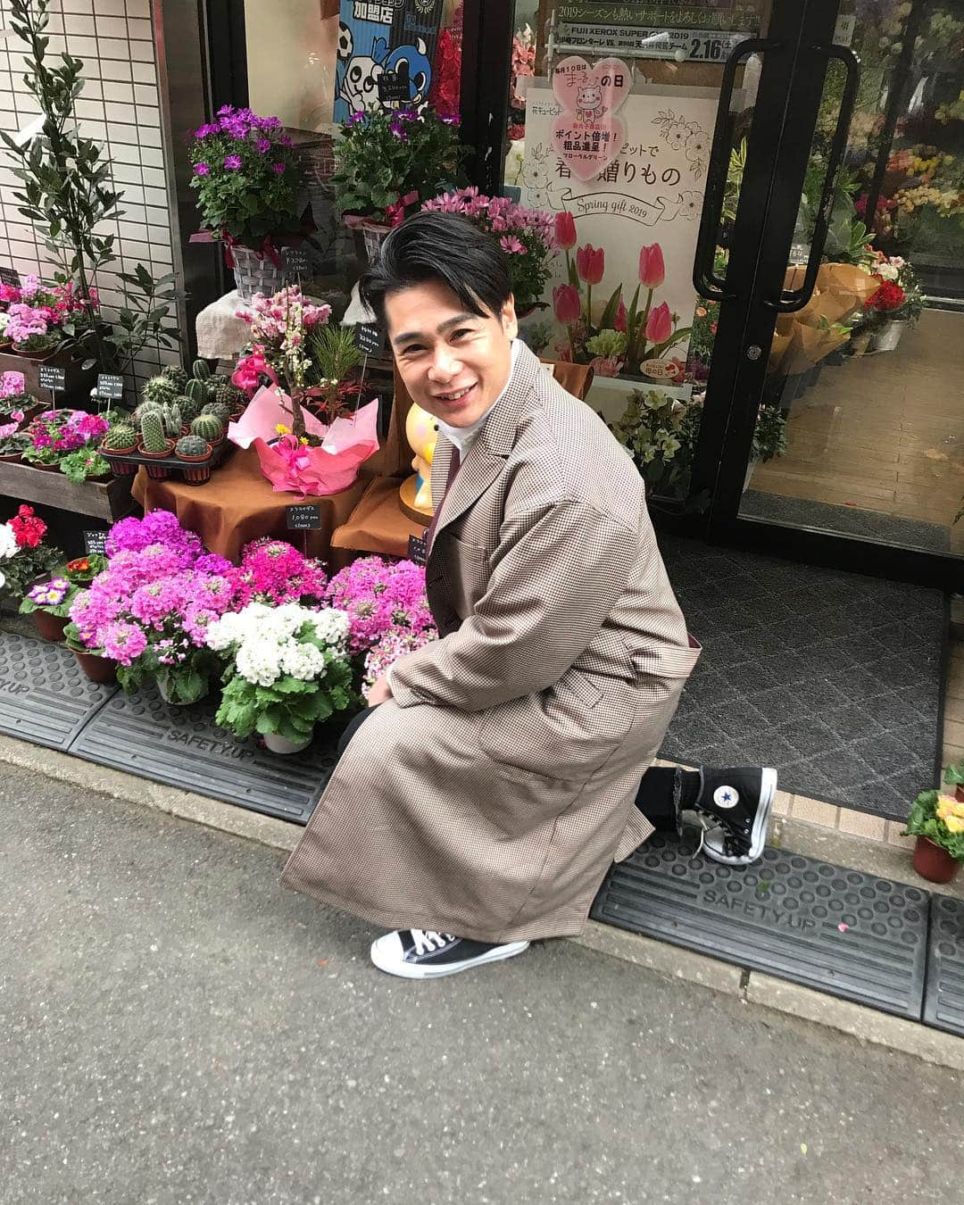 有吉弘行さんのインスタグラム写真 - (有吉弘行Instagram)「寒いのに春物のコートで震えながら笑う吉村。」1月15日 20時53分 - ariyoshihiroiki