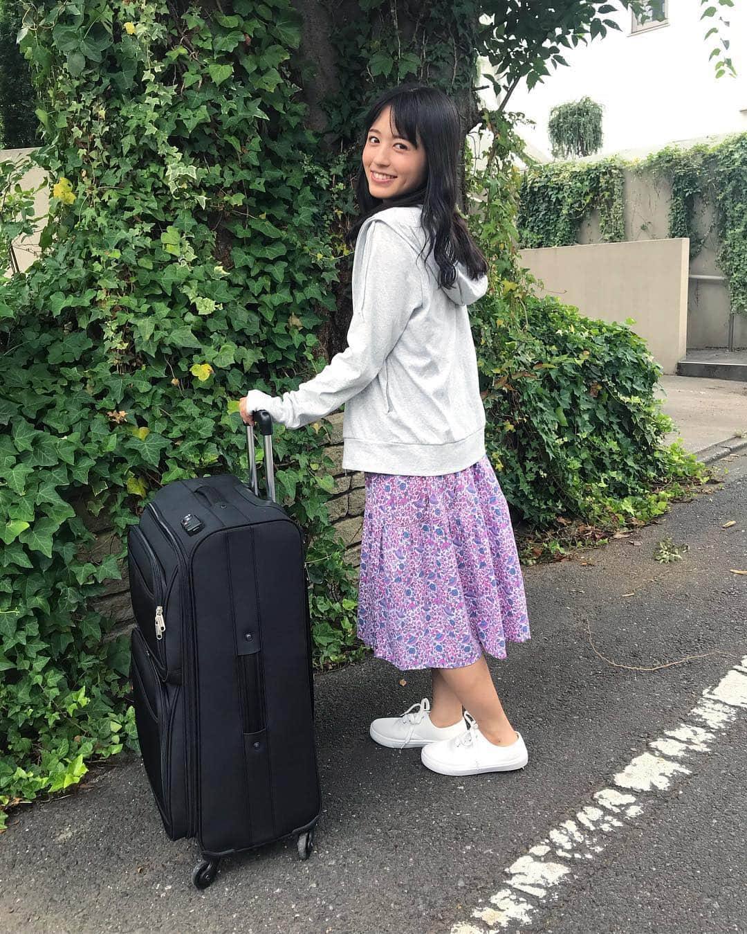 逢田梨香子さんのインスタグラム写真 - (逢田梨香子Instagram)「声優アニメディアにて連載中の『RIKAKO' S FILM』🎥 今月号は、蒼井優さん主演の『百万円と苦虫女』💴 何回も観て、沢山勇気付けられた作品。自分のことを誰も知らない土地に行ってそこでバイトをして、百万円貯まったら次の街へ移り住むという作品。この主人公はまだ20代前半なのに、一つ一つの行動がとても思い切っていて何より忍耐強い。やっぱり自立しているキャラクターにすごい憧れがあるんです。 私もこんな風に自分の人生を切り開いていけたらなってずっと思ってました。 作品の中で"自分探し"って言葉が出てくるけど、結局何処へ行っても自分てものは付いて回るんですよね。探さなくても嫌でもここにいる。  こんな風に、出逢えるはずのない人に出逢える旅を私もいつかしてみたいな〜なんて思います。  何かに迷っている方がいたら、是非観てみてね〜🎬 . . .  #RIKAKOSFILM #百万円と苦虫女」1月15日 21時12分 - aida_rikako_