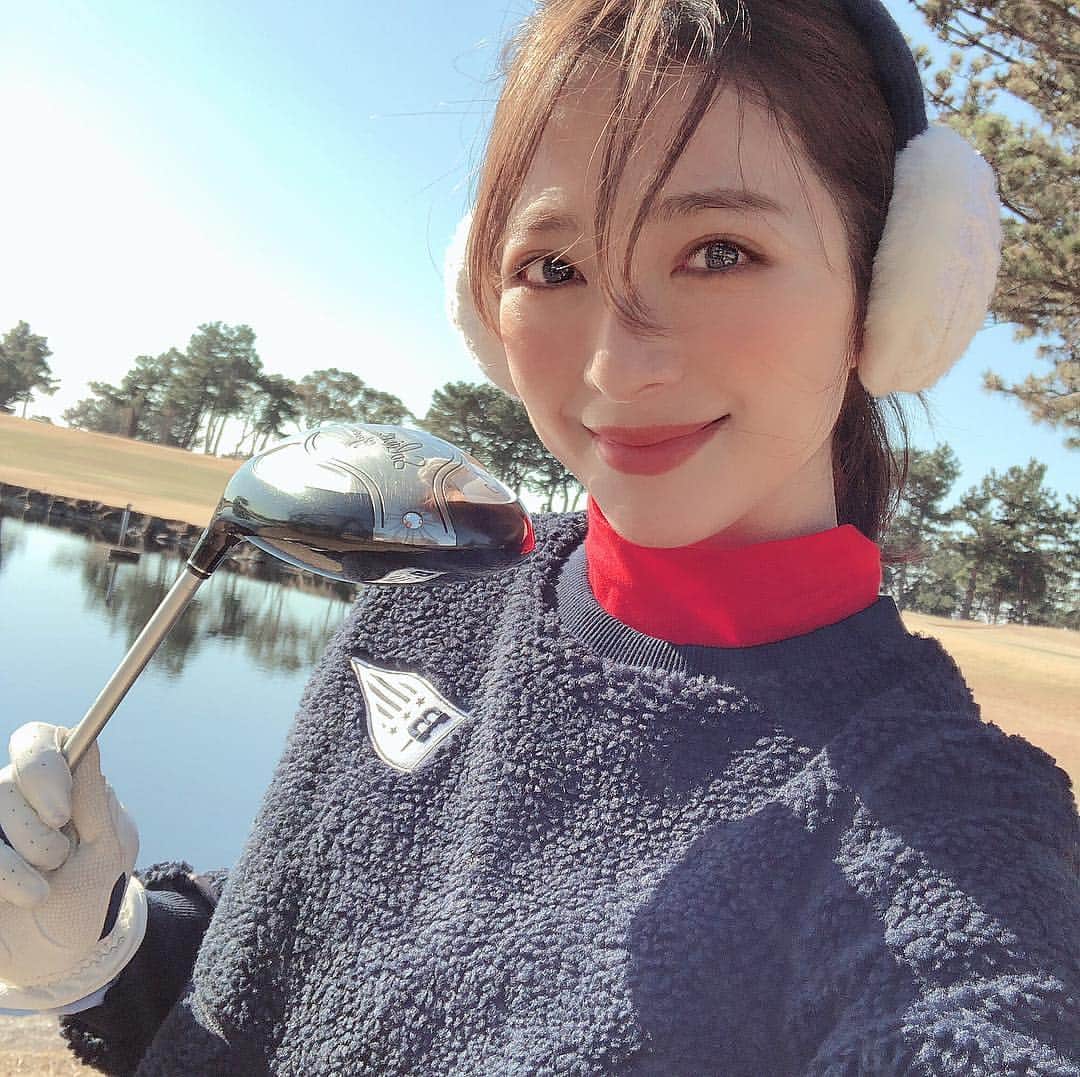 のインスタグラム：「* 三連休の最終日の昨日、今年初のラウンドに行ってきました⛳️ .  昨年ハワイでの自己ベストを更新、自分史上最高スコアの110でした！ (ちょっと甘くカウントして😂) . 点と点が線で繋がったかのように、突然の安定性の高まりに驚きと歓喜の一日✨ .  ショットに関してはかなり良くなってきて、ようやくアプローチとパターが課題になる次なるステージに辿り着けました。 それにしてもアプローチもパターも本当に難しい、、 力加減の感覚をすり込ませるべく練習に励もうと思います。。 .  モコモコ素材のボアプルオーバーは @beamsgolf  で見つけた戦利品。 風を通さない裏地付きで保温性抜群♪ .  本格的に始めて一年。 ようやく心からゴルフが楽しめるようになってきて、今年はますますゴルフ熱が高まりそうです🏌️‍♂️‍♀️ . #golf #ゴルフ #golfwear  #beamsgolf #addidasgolf」
