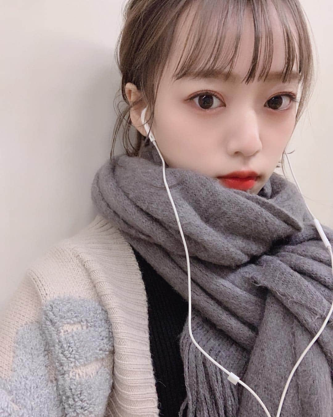 のインスタグラム：「. #얼스타그램 #데일리 #뷰스타그램 #메이크업 #네일스타그램 #다이어트 #셀카 #셀스타그램 #단발머리」