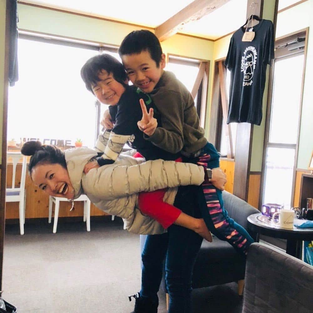 清澤恵美子さんのインスタグラム写真 - (清澤恵美子Instagram)「中学の同級生が野沢温泉スキー場のロッジハーネンカムで若女将しています^ ^ 今回の野沢でのレーシングキャンプ期間には宿泊させてもらい3日間本当楽しかった^ ^ 子供達が元気いっぱいで、最終日にやっと懐いてくれた😆 ハーネンカムのランチで食べられる野沢菜炒めと豚丼は特に激ウマなので、野沢温泉スキー場に行った際には食べてみてね^ ^ カンダハーコース近くのスキー場内にあります！！^ ^ #かなえみこ #品女 #同級生  #トレーニング #ダイエットクラブ」1月15日 14時28分 - kiyosawaemiko