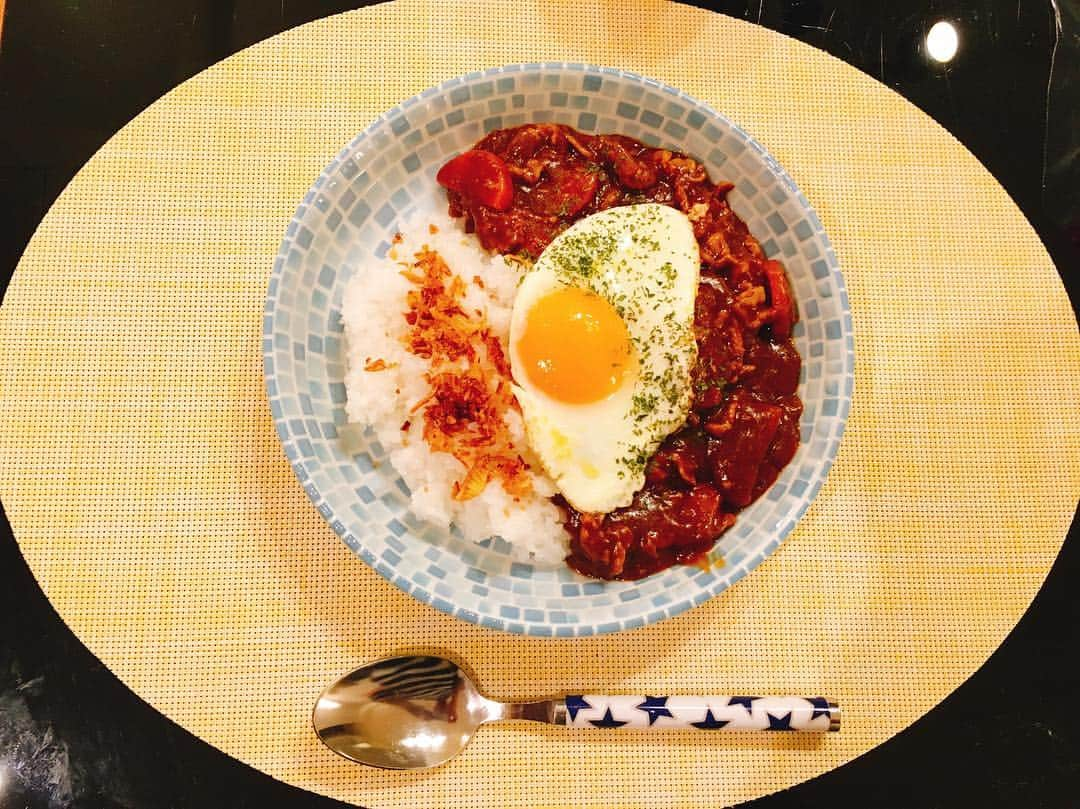 間宮梨花さんのインスタグラム写真 - (間宮梨花Instagram)「彼の大好きなりかちゃんカレー🥺💓❤️❤️レシピゎハイライトにのってまする🙏🙏🙏ライスのとこにフライドオニオンふりかけたら合う合うーってゆってまちた🕺🏻 #りかちゅう飯 #彼ごはん #カレー #目玉焼き乗せ #じつゎジャガイモいれてないの #あるとおもったらなくて笑 #でも味はかわらない」1月15日 15時17分 - rika_aizawa0329