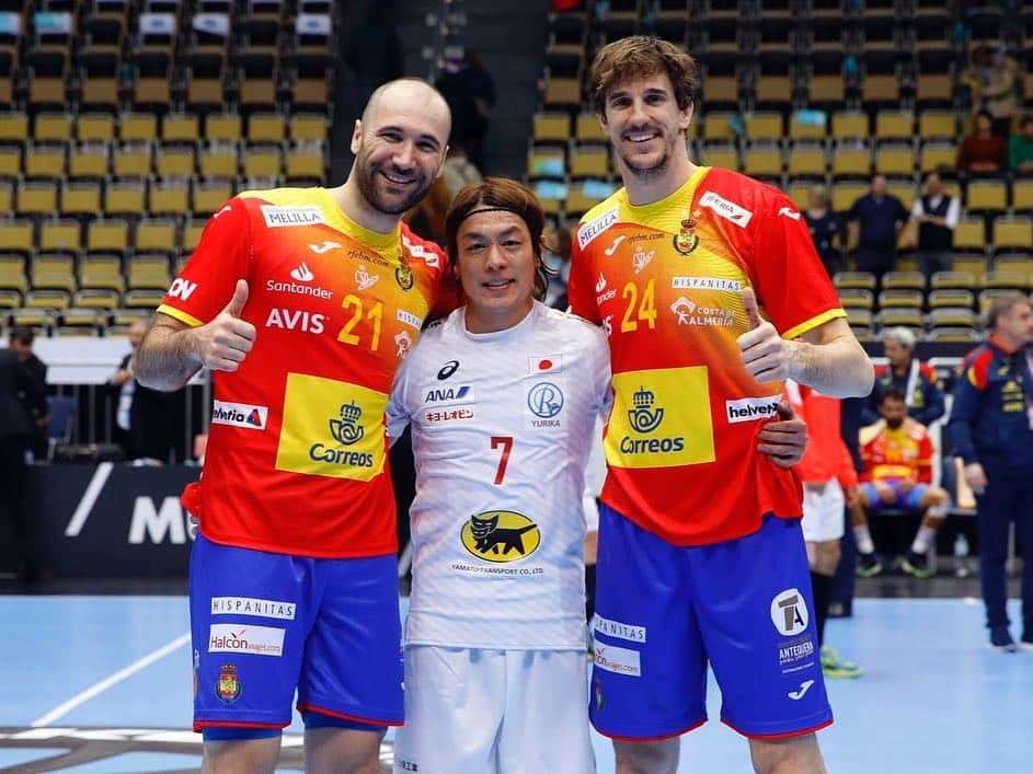 宮崎大輔さんのインスタグラム写真 - (宮崎大輔Instagram)「スペイン戦🇪🇸 負けはしたんですが、今までの歴史と比べると、とても良い試合が出来ました❗️ 私は久しぶりにスペイン代表と試合しますが、若い頃に同じチームでやっていたメンバーもまだいました❗️３人ともお年頃ですが… これからも頑張ろうと誓い合いました❗️ #世界選手権 #handball #bennu #宮崎大輔 #viranmorros #joancanellas #再会 #asics」1月15日 16時05分 - daisuke7_official