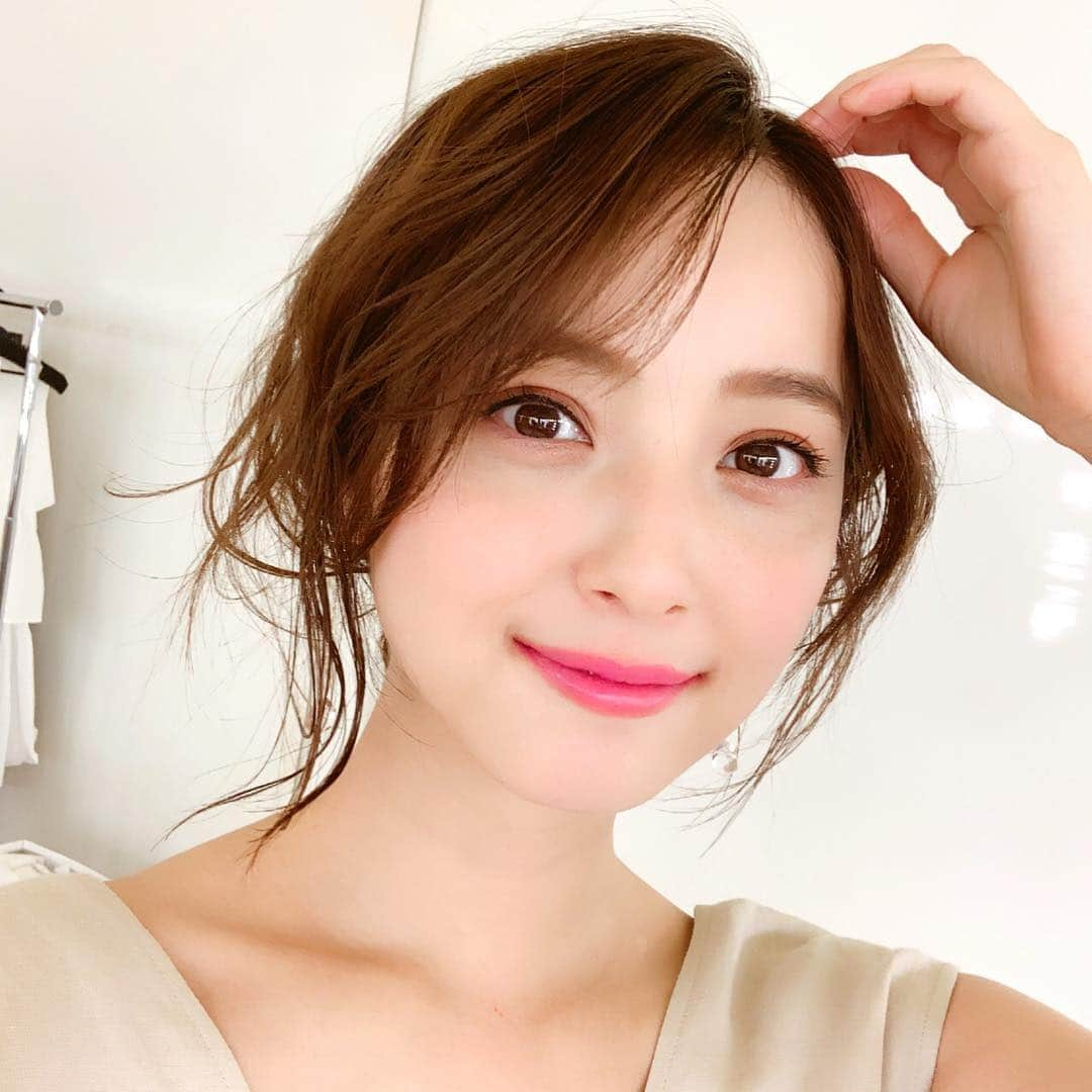 佐々木希さんのインスタグラム写真 - (佐々木希Instagram)「ピンクのリップ💕 春はパッと明るい ピンクやオレンジのリップを 塗りたいと思っています🍒🍊 …と言っても、 やっぱり赤も好きだな。  #春メイク」1月15日 16時03分 - nozomisasaki_official