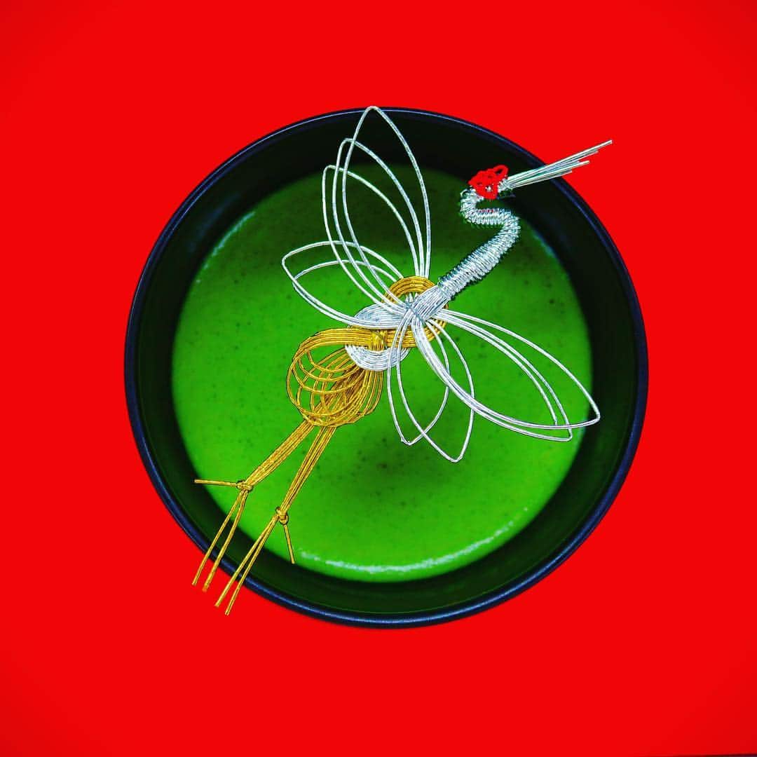 Wabi•Sabiのインスタグラム：「Happy New Year!  All the best wishes in 2019🙏 . The crane is a national treasure in Japan. The symbol of longevity and good luck. Wishing you good health, happiness and peace always, and a cup of good TEA sometimes.🍵😋🍃 . . Want #Matcha? Shop and Use insta10percent👉@wabisabiteas ✈️Ship worldwide」
