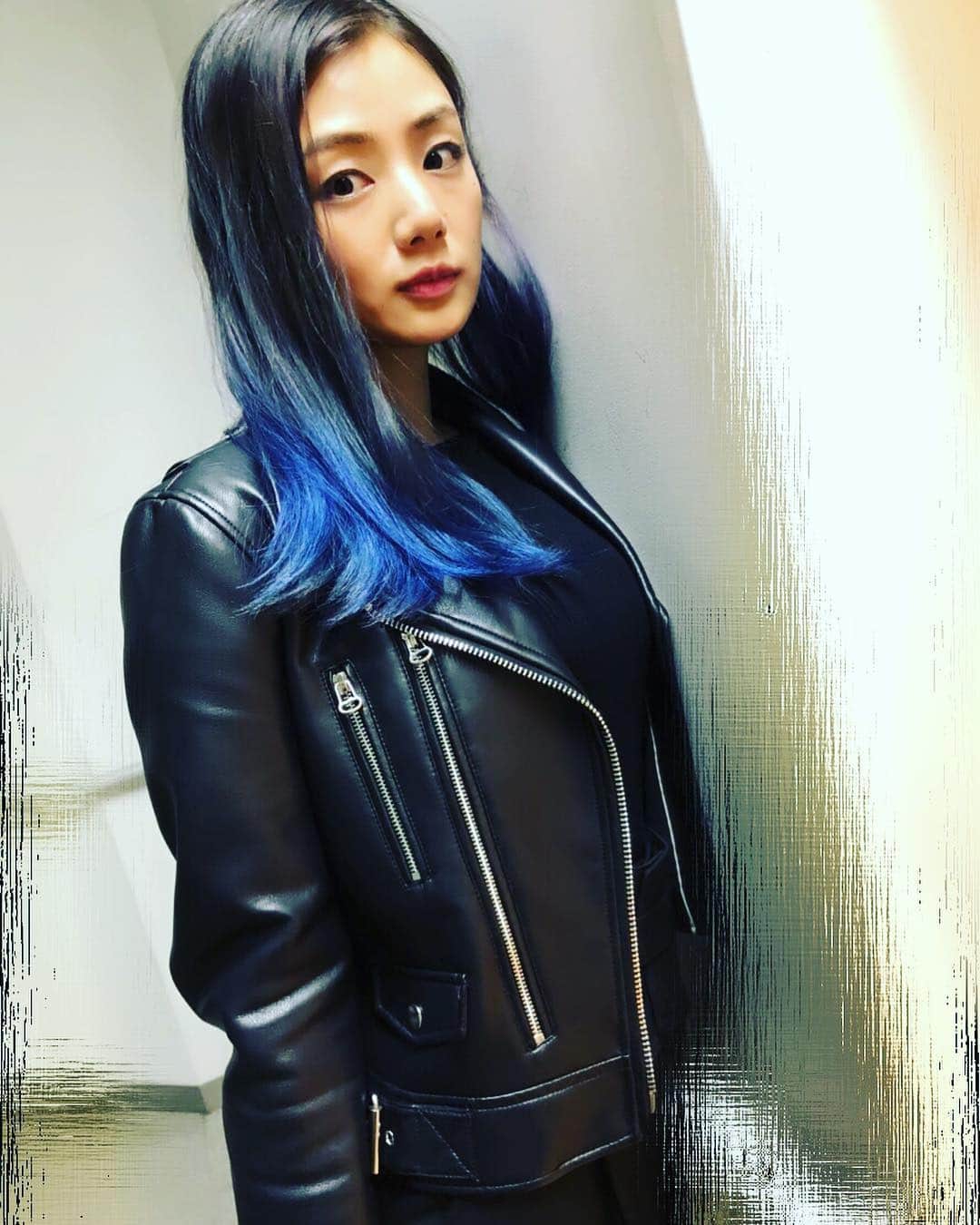 片山萌美さんのインスタグラム写真 - (片山萌美Instagram)「新年初めの方から 髪の毛青くなってました。  あまりにも美しいグラデーション。 映像になるのが 楽しみ。  #bluehair  #beautifulcolor  #片山萌美 #映画」1月15日 21時57分 - moet_mi