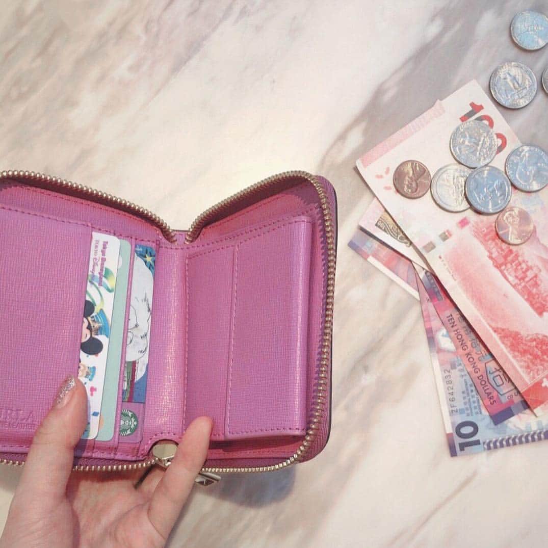 前田希美（まえのん）さんのインスタグラム写真 - (前田希美（まえのん）Instagram)「バッグの中身が見たいって コメントがよく来ていたので、 ご紹介します。  まずお財布は👛 @furla のもの。 pinkpurpleのかわいいカラーに 一目惚れしてGETしました。 サイズ感も丁度よくて、 小さめのバッグにも入るので いつもこれを使ってます。  RINGは @emiru_jewelry さんで いつも買ってます。 emiruさんのRINGはお洋服を イメージして作られている ブランドなので、 デザインが珍しくて すごく可愛いのです。  そして1番質問が多い腕時計。 Xmasプレゼントでいただいた  @coach の時計。 お仕事中も、プライベートも 毎日つけてます⌚  イヤリングは、 @hinas.accessory さんのもの。 みんな大好きなマカロンシリーズの ころんとしたデザイン。 シンプルな服にもガーリーな服にも 合わせやすくてたくさん持ってます。  最後に、メガネ。 私服にメガネをかけることが多くて、 沢山持っているのですが その中でも1番お気に入りなもの。 縁がボルドーなのが 珍しくてかわいいのです👓 あ、だてです☺︎ @zoff_eyewear で買いました。  #バックの中身  #時計 #お財布 #メガネ女子  #アクセサリー #イヤリング  #リング #財布  #FURLA #Zoff  #COACH #emiru #hina」1月15日 21時59分 - maeda_nozomi