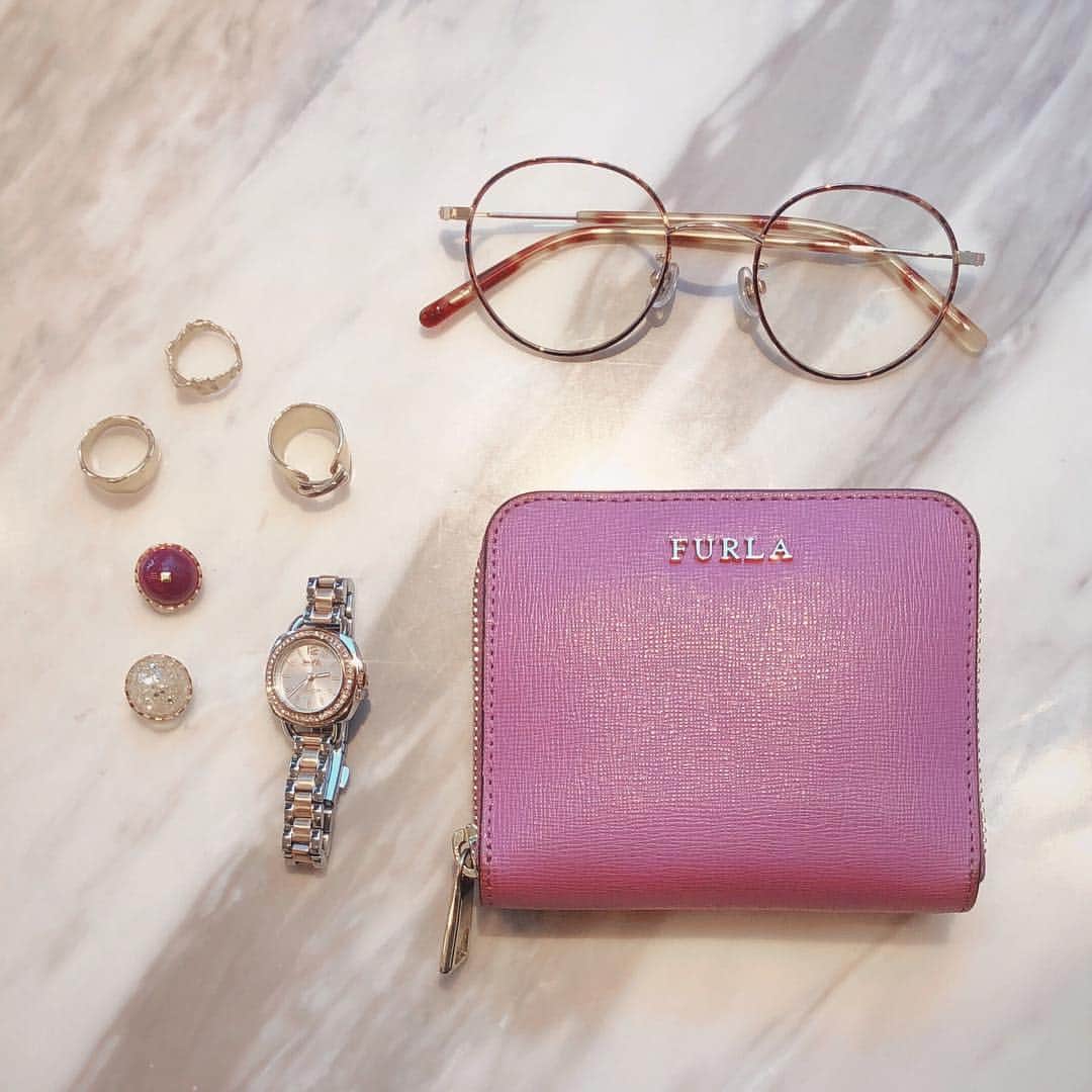 前田希美（まえのん）さんのインスタグラム写真 - (前田希美（まえのん）Instagram)「バッグの中身が見たいって コメントがよく来ていたので、 ご紹介します。  まずお財布は👛 @furla のもの。 pinkpurpleのかわいいカラーに 一目惚れしてGETしました。 サイズ感も丁度よくて、 小さめのバッグにも入るので いつもこれを使ってます。  RINGは @emiru_jewelry さんで いつも買ってます。 emiruさんのRINGはお洋服を イメージして作られている ブランドなので、 デザインが珍しくて すごく可愛いのです。  そして1番質問が多い腕時計。 Xmasプレゼントでいただいた  @coach の時計。 お仕事中も、プライベートも 毎日つけてます⌚  イヤリングは、 @hinas.accessory さんのもの。 みんな大好きなマカロンシリーズの ころんとしたデザイン。 シンプルな服にもガーリーな服にも 合わせやすくてたくさん持ってます。  最後に、メガネ。 私服にメガネをかけることが多くて、 沢山持っているのですが その中でも1番お気に入りなもの。 縁がボルドーなのが 珍しくてかわいいのです👓 あ、だてです☺︎ @zoff_eyewear で買いました。  #バックの中身  #時計 #お財布 #メガネ女子  #アクセサリー #イヤリング  #リング #財布  #FURLA #Zoff  #COACH #emiru #hina」1月15日 21時59分 - maeda_nozomi
