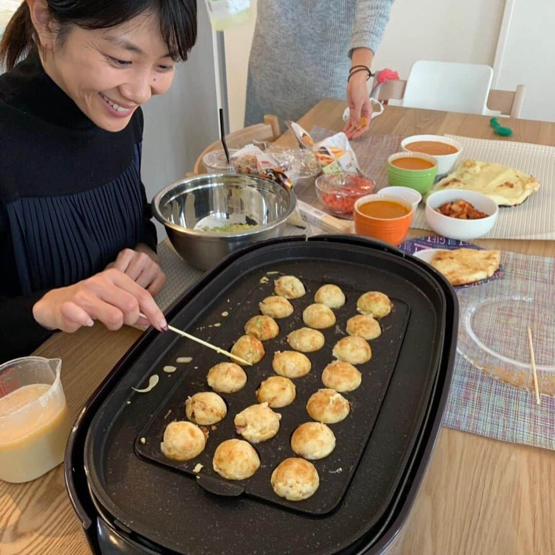 潮田玲子さんのインスタグラム写真 - (潮田玲子Instagram)「昨日のオフは新年会ランチ。 またまた @sayuriosuga ちゃん宅へ😍 久々のたこ焼き美味しかったなぁ😋 楽しい仲間と楽しい時間😍💗 今年もいっぱいあそぶぞー😁  #新年会 #ランチ #バターチキンカレー #チーズナン #たこ焼き #元アスリート仲間」1月15日 16時34分 - reikoshiota_official