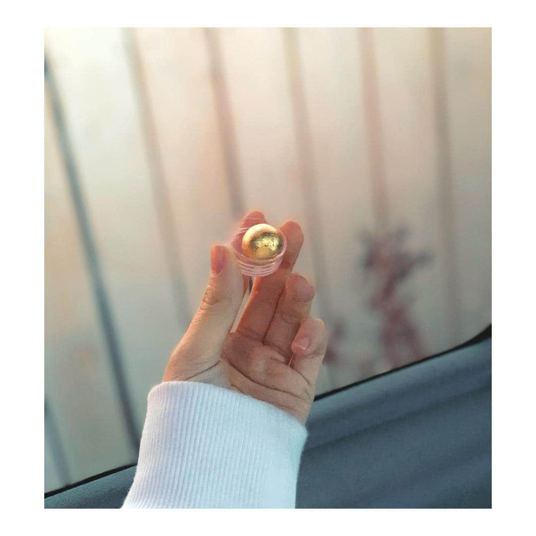 パク・ハンビョルのインスタグラム：「💛 - 겨울촬영 버티기위한 몸부림 #공진단 - 어떻게 이게 맛있다고 할수가있지😧 #세상쓴맛 #어른의맛 #강해져라 #내몸아」