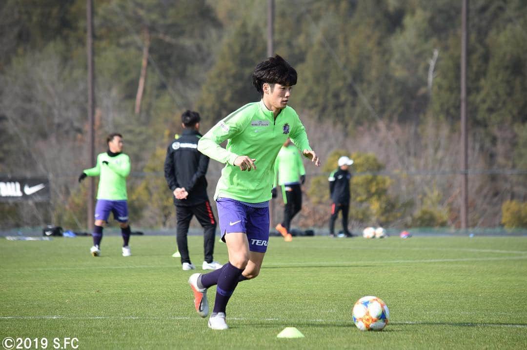 サンフレッチェ広島さんのインスタグラム写真 - (サンフレッチェ広島Instagram)「本日、いよいよ2019シーズンを戦うチームがスタートしました❗️ この日は日本代表としてアジアカップを戦っている青山敏弘選手と佐々木翔選手を除いた選手28名が吉田サッカー公園に集結⚽ 必勝祈願の後に約1時間弱、ボールを使いながらトレーニングに励みました💪 #sanfrecce #城福浩監督 #井林章選手 #エミル・サロモンソン選手 #吉野恭平選手 #荒木隼人選手 #野津田岳人選手」1月15日 17時06分 - sanfrecce.official