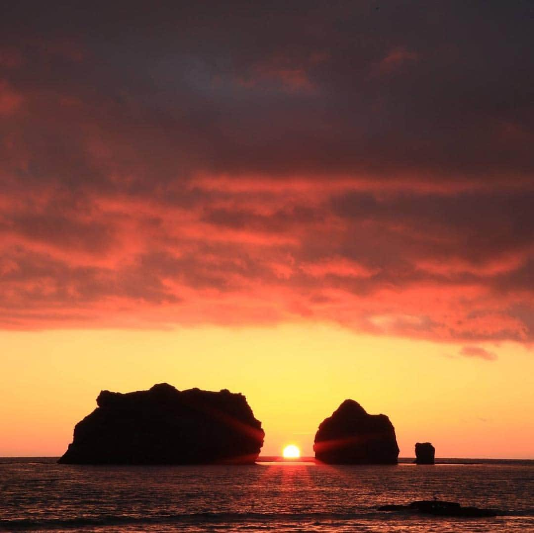 北海道様似町東京事務所さんのインスタグラム写真 - (北海道様似町東京事務所Instagram)「From samani 様似町からの素敵な写真です  夕日の親子岩 親子岩には伝説があります。  #日本#北海道#様似町#様似#旅行#プチ旅行#カメラ好きな人と繋がりたい #ジオパーク#日常#カメラ好きと繋がりたい #カメラ好きとつながりたい #田舎 #田舎暮らし #田舎の風景 #隠れスポット#フォトジェニック #いんすたばえ #親子岩#夕陽#夕日#夕日の親子岩 #伝説#親子岩の夕日伝説 #japan #hokkaido #samani #geopark#instagood#photogenic」1月15日 17時25分 - samanitokyo