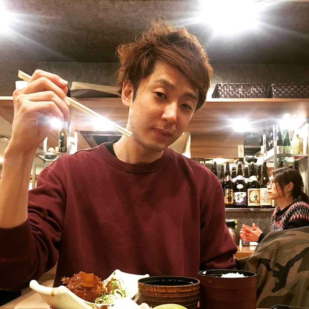 秋定遼太郎さんのインスタグラム写真 - (秋定遼太郎Instagram)「サンドロップ山内さんにお昼ご飯とお洋服連れていってもらいました！ 山内さんは僕の公式洋服アドバイザーなので、四季折々の洋服を見てもらおうと思っています。  あと昼飯うますぎてもうちょっとで服買う前に今日のピーク向かえてまうところでした！  #サンドロップ山内 さん #公式洋服アドバイザー #って何」1月15日 17時47分 - ryotaroakisada