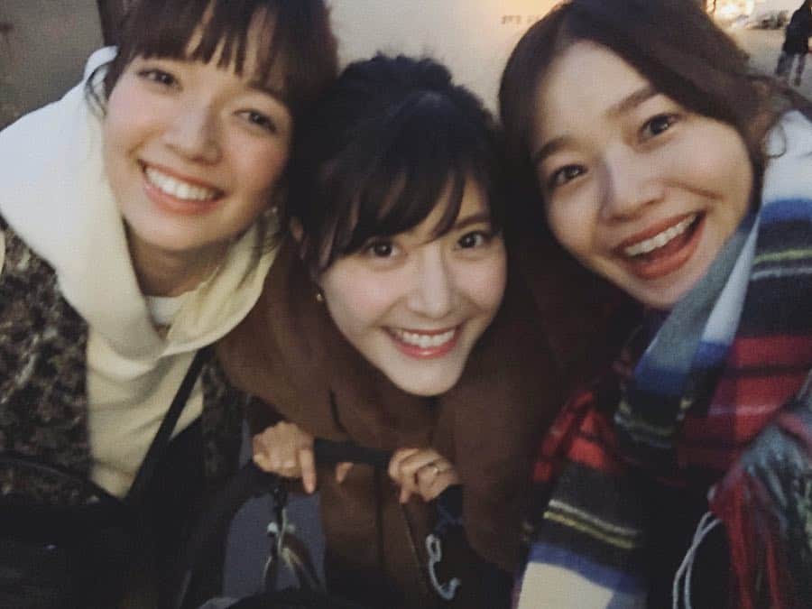 猪鼻ちひろのインスタグラム：「おかえりありさ&天使❣️あけおめ栞里❣️﻿ 大好きな3人との時間はあっと言う間👶🏻👩🏻🧑🏻👩🏻‍🦱﻿ ﻿ しばらく逢ってなくても一瞬でいつもの感じゆるさ😂﻿ たまらんねぇ〜﻿ 悲しいことがあったら一緒に悲しんで、嬉しい報告は100億倍くらい喜んで、、いつだって純粋な心を持ったふたりが大好き。﻿ ﻿ 帰ってからあの話もっと聞きたかったな〜とか次逢えるのはいつかなぁとか思い返しちゃってちょっぴり寂しくなるけれど、﻿ また3人で逢う時までネタ溜めとくね😏👍🏻﻿ (わたしその係？🙊←笑)﻿ #バイバイのときの手の合わせ方ちょいダサで爆笑 #平和﻿ #佐藤姉妹 #佐藤ありさ #佐藤栞里 #佐藤になりたい私﻿ #2枚目がダントツですき♡﻿#他の大量写真はブログへ #ありさの家族の話聞くたびに理想の家族！#栞里をテレビや雑誌で見るたびに親戚のように喜ぶ！ #嬉しいね♡」