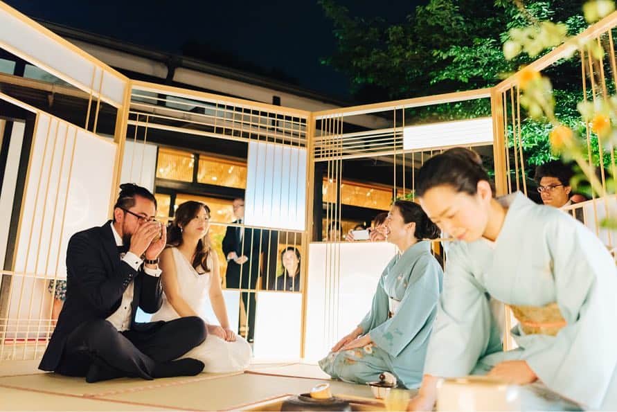 ブリスウエディングのインスタグラム：「【茶会】 . 「海外からのゲストに日本文化の特別な体験を」 . そんな想いから、パーティー会場の外のお庭に茶室を設置🍵パーティの演出として茶会をとりいれました✨ . . 月の光に照らされ、優美で上質な茶会が開かれました✨ . . . produce @theblisswedding planner @hayamahiroko photo @kuppography .  #国際結婚 #大人婚 #ブリスウエディング #和婚 #ウェディング #結婚式 #花嫁 #プレ花嫁 #全国のプレ花嫁さんとつながりたい #ウェディングアイデア #プレ花嫁準備 #ウェディングコーディネート #コンセプトウェディング #大人ウェディング #ラグジュアリーウェディング #ウェディングパーティー #おしゃれ花嫁 #オリジナルウェディング #ウェディングレポ #2019年秋婚 #アメリカンウエディング  #luxuryweddings #luxuryweddingsjapan #weddingplanner #wedding #destinationwedding #weddingphoto」