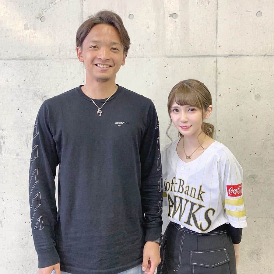 五十嵐茉優さんのインスタグラム写真 - (五十嵐茉優Instagram)「ㅤ 昨日は沖縄で福岡ソフトバンクホークスの 東浜巨選手をお招きしたベルシステム24主催の 野球教室に司会進行役として 参加してきました⚾️！ 写真はイベント前に楽屋で東浜選手と 撮っていただいたものです💭 緊張しすぎて顔が硬直してますが（ ; ; ）笑 とても優しく接してくださったのでイベントも なんとか頑張ることが出来ました🙇🏻‍♀️✨ ㅤ 東浜選手が今回参加されたお子さんに一人一人 声をかけてくださっていたのがとても印象的でした💭 今回まだ野球をした事がない小さい子から 野球経験者の中学生まで幅広い層が参加してくれました さすがの東浜選手も未経験の子にアドバイスをするのは 難しいのではと思ったのですが すごく丁寧に教えてくださいました。 ㅤ 「ボールを取れるようになりたい」と 言っていた未経験の子が 東浜選手のアドバイスを受けて 徐々にボールをキャッチ出来るように なっていたのがとても印象的でした🐇🌸 ㅤ この子がこの先野球を始めるのかはわかりませんが これをきっかけに野球を好きになってくれたら 嬉しいなと、とても思いました☺️💭 ㅤ ここで少しだけ私がお世話になっている 会社の話をさせてください🏢 私が働いているベルシステム24 は コールセンター業界最大手の東証一部上場企業です💭 福岡ソフトバンクホークスのオフィシャルスポンサー企業でもあり 今回野球教室をしてくださった東浜巨選手はベルシステム24の イメージキャラクターを務めてくださっています！ そんなベルシステム24ではアルバイトスタッフを 随時募集しています！ コールセンターでのアルバイトは シフトに融通が利き、ネイルや服装も自由 高時給なだけでなく学生は就活にも有利になります！ これを見て気になってくれた方は私から 担当者に繋げるのでDM💌を頂ければと思います♪ 最後まで読んでくれてありがとうございました！ ㅤ #ベルシステム24 #東浜巨 #福岡ソフトバンクホークス #sbhawks #野球女子 #野球好き#野球好きな人と繋がりたい #鷹ガール #沖縄イベント #もう1頂 #奪sh #instagood #instalike #いいね #トークショー #ベルシステム24公式インフルエンサー #女子大生」1月15日 18時59分 - mau08us