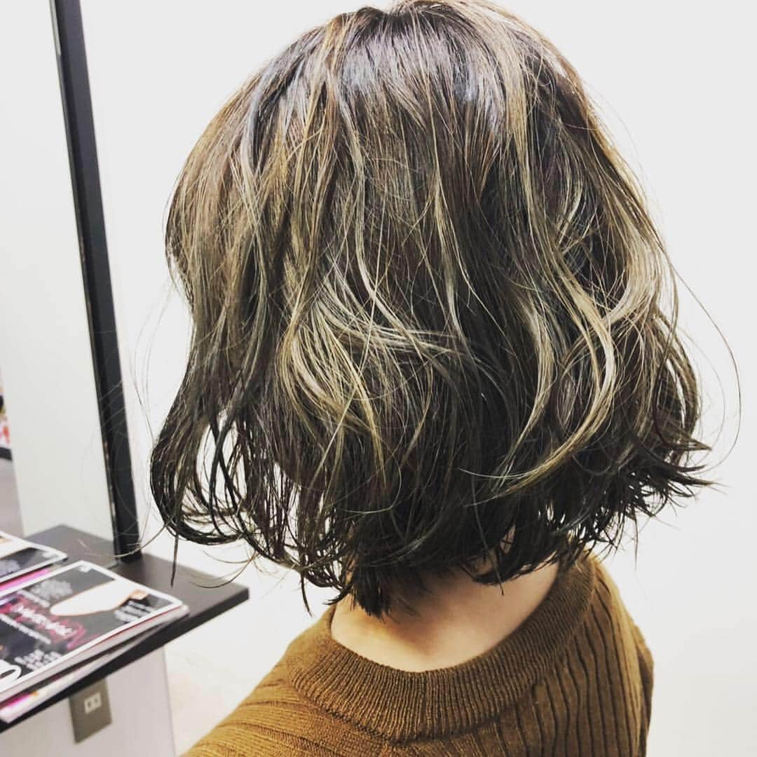 のインスタグラム：「． 11月にこの髪色に染めて、、 本日ばいばいしてきました🥺💕 (※写真は11月のよ！！！) ． ちょい断髪して染め直したよー！ ． 今の写真は撮ってないけど すごくお気に入り〜🌟 ． 毛先もきれいになったので💇‍♀️ 今度こそ頑張って髪伸ばしますわ🧚🏻‍♀️💭 ． #美容室#ヘアカラー#バレイヤージュ #バレイヤージュグラデーション #福岡美容室#hair#color#hairstyle #富山美容室#instagood#instagram」