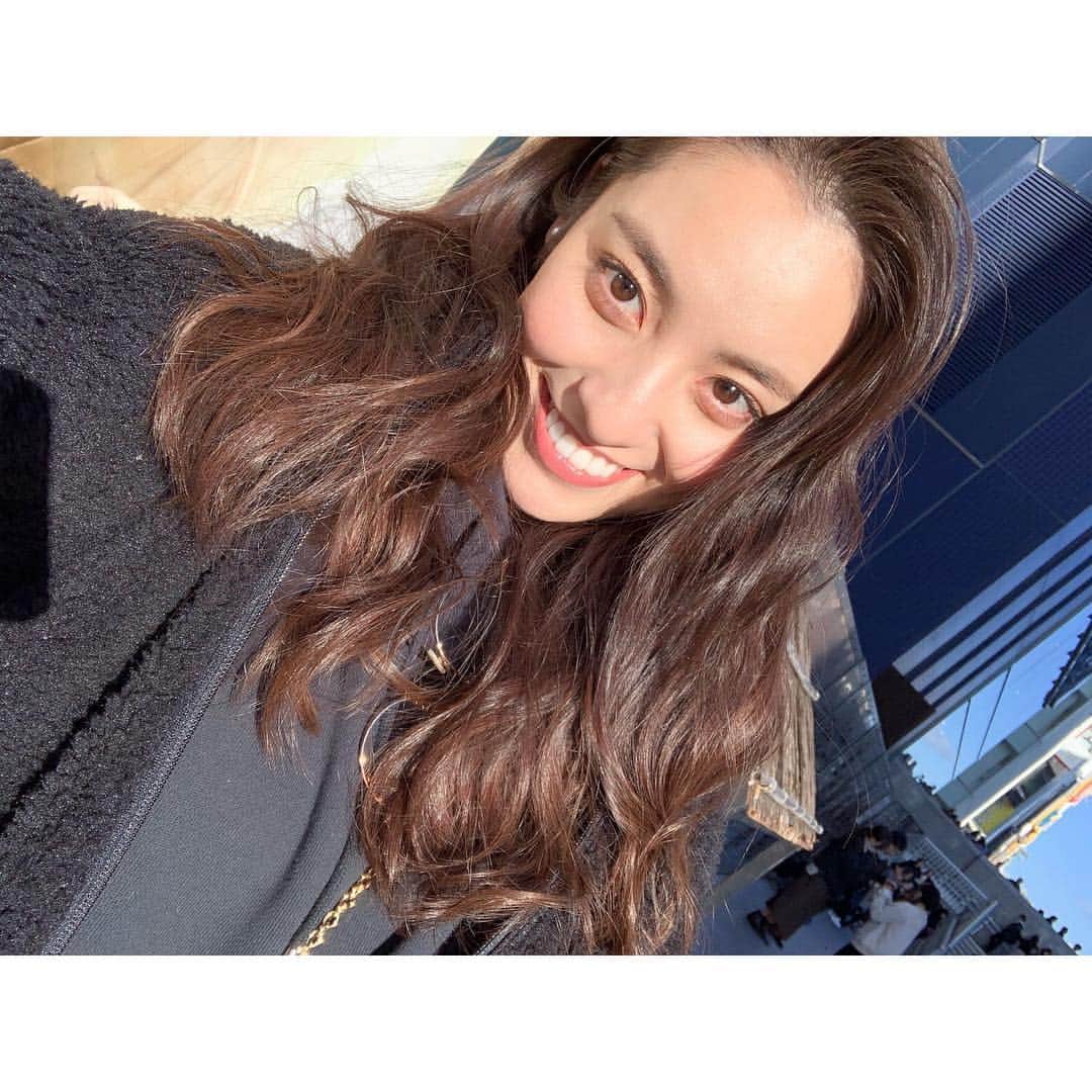 鍋谷真子のインスタグラム：「髪の毛縛ってたからクルックルになりすぎてるけど、新しい髪色外だとこれくらいの明るさになる🐩ちなみにメイクも薄くした🧚🏻‍♀️ #haircolor #selfie #dayoff」